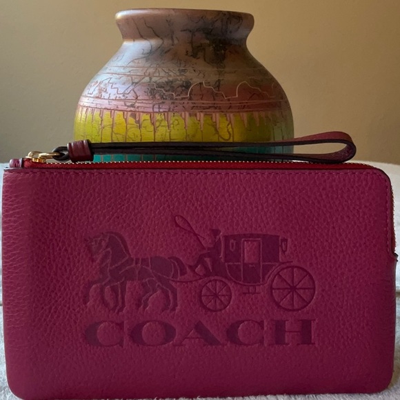 🐴 COACH LARGE CORNER WRISTLET WITH HORSE AND CARRIAGE 🐴 - Picture 2 of 16